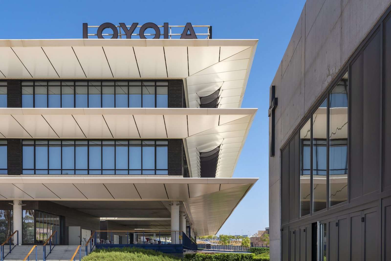 Universidad Loyola Sevilla · Fachada principal con el cartel LOYOLA